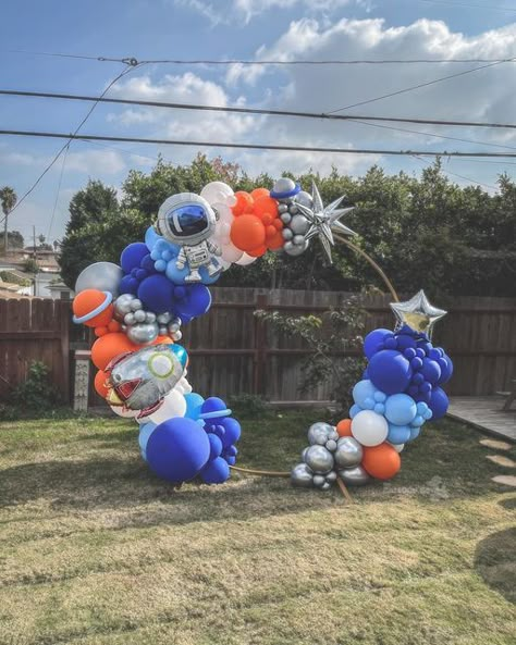 Space Theme Balloon Decor, Astronaut Balloon Garland, Outer Space Balloon Garland, Space Theme Balloon Arch, Space Birthday Balloons, Space Decorations Party, Astronaut Baby Shower Ideas, Space Balloon Arch, Astronaut Birthday Theme