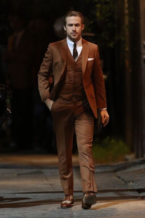 The Tobacco Suit: The Black Swan of The Style World – MANNER Ryan Gosling Suit, Terno Slim Fit, Brown Suit, Райан Гослинг, Man In A Suit, Brown Suits, Mens Fashion Smart, Pink Suit, Herren Outfit