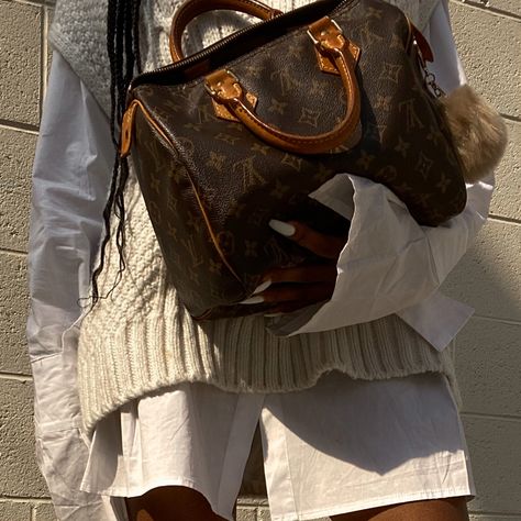 Speedy 25 Outfit Street Styles, Speedy Bag Outfit, Louis Vuitton Speedy 25 Outfits, Speedy 30 Outfit, Speedy 25 Outfit, Louis Vuitton Speedy Outfit, Handbag Inspiration, Bag Wishlist, Louis Vuitton Bag Outfit