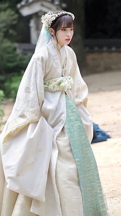 Korean Royal Hanbok, Hanbok Aesthetic, Imperial Aesthetic, Hanbok Wedding Dress, Hanbok Wedding, Queen Royal, Korean Traditional Dress, Modern Hanbok, Korean Hanbok