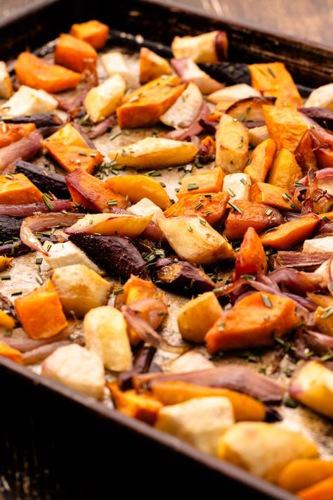 A sheet pan of roasted vegetables sprinkled with chopped rosemary for Balsamic Roasted Root Vegetables. Honey Parsnips, Root Vegetables Recipes, Vegetable Gravy, Roasted Root Veggies, Roasted Root Vegetables, Root Veggies, Baked Vegetables, Root Vegetables, Juicy Chicken