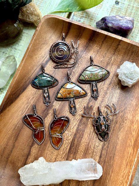 Butterfly Wire Wrapped Pendant, Wire Wrapped Jewelry Mushroom, Mushroom Wire Wrap, Wire Mushroom, Wire Wrapped Mushroom, Wire Wrapped Crystals, Wire Butterfly, Copper Wire Crafts, Diy Wire Jewelry Rings