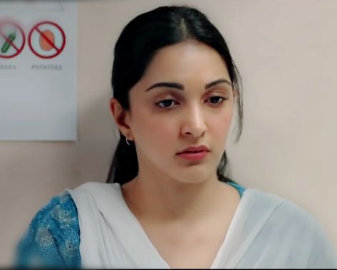 Preeti Kabir Singh Look, Kiara In Kabir Singh, Preeti In Kabir Singh Outfits, Kiara Advani Kabir Singh Look, Face Manifestation, Bollywood Aesthetics, Dress Designs For Stitching, Affan Waheed, Aiza Khan