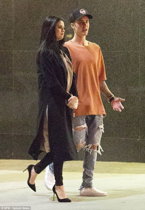 History repeating: Justin appeared to be talking nonstop and the pair looked as though their past breakups were a very distant  memory Maquillage Kylie Jenner, Justin Selena, Justin Bieber 2015, Stile Kendall Jenner, Bieber Selena, Boyfriend Justin, Justin Bieber Selena Gomez, Justin Love, Justin Bieber And Selena