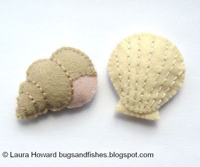 Bugs e peixes por Lupin: Como Fazer Mini Felt Shells Needle Felting Tutorials, Felt Embroidery, Felting Tutorials, Felt Patterns, Felt Applique, Felt Diy, Felt Toys, Felt Fabric, Felt Christmas