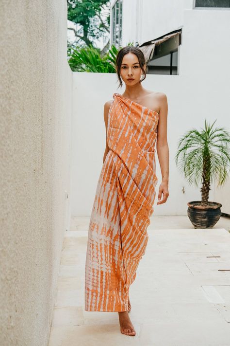 This hand-dyed Sarong beach wear has a beautiful and simplistic design perfect for lounging around in the beach. A travel essential with endless functions and looks, which you can wear as a cover-up, scarves or toss on the sand for a lightweight beach blanket. We created garments that are meant to last season after season. With our small batch approach, every piece is created by need which allows our talented artisans to take their time to focus on every detail. Every tailor-quality garment is s Sarong Outfit, Beach Party Outfits, Beach Sarong, In The Beach, Resort Outfit, Simplistic Design, Swimwear Cover Ups, Beach Blanket, Beach Wears