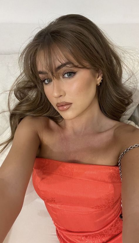 Brunette Hair With Fringe Bangs, Brown Fringe Hair, Fringe On Straight Hair, Prom Hairstyles Fringe, Bangs Hairstyles Brown Hair, Georgia Steel Hair Fringe, Georgia Steel Fringe, Georgia Steele Hair, Georgia Love Island Hair