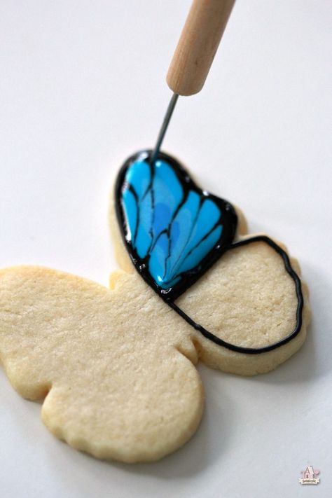 {Video} How to Decorate Butterfly Cookies | Sweetopia Butterfly Cookies, Royal Icing Recipe, Spring Cookies, Sugar Cookie Designs, Cookie Tutorials, Summer Cookies, Creative Cookies, Cookie Icing, Fancy Cookies