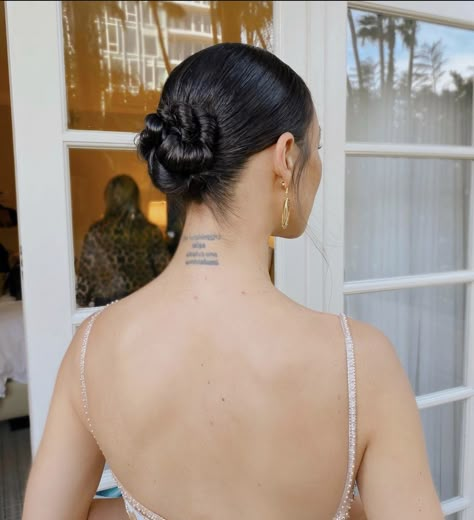 Bun Tutorial For Short Hair, Sleek Bun Tutorial, Sleek Hair Bun, Hair Bun Ideas, Sleek Bun Hairstyles, Twisted Bun, Bun Ideas, Sleek Hair, Sleek Bun