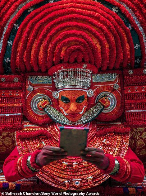 Indian Classical Dancer, Sony World Photography Awards, Ritual Dance, Sony Photography, India Culture, Photo Awards, Arte Inspo, World Photo, World Photography