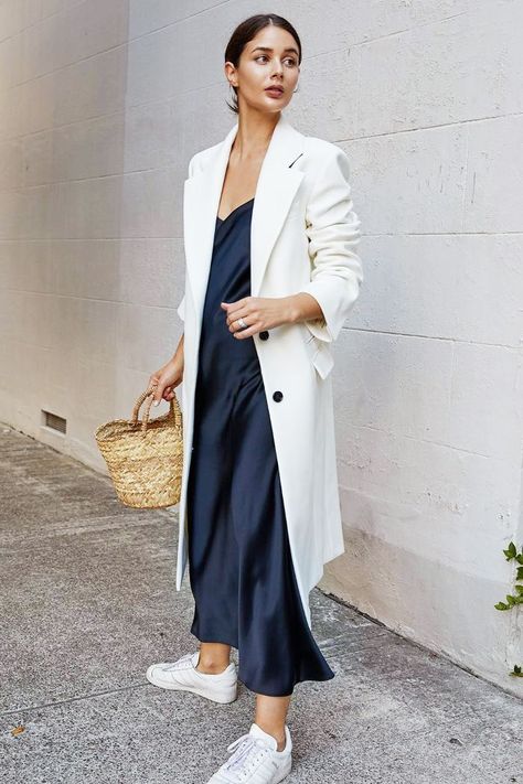 Minimalists Should Really Follow These 11 Girls on Instagram Svarta Outfits, Moda Pin Up, Fashion Instagram Accounts, Minimalistic Outfits, Moda Instagram, Mode Instagram, Populaire Outfits, Silk Outfit, Stil Inspiration