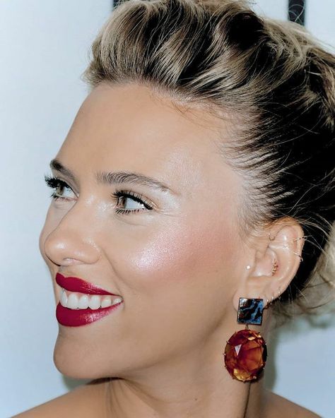 Marvel Stuff, Ear Piercing, Scarlett Johansson, Scarlet, Ear Piercings, Piercings, Marvel, Wonder, Drop Earrings