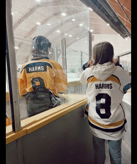 Hockey Wife, Hockey Girlfriend, Sports Couples, Teenage Love, Hockey Life, Couple Goals Teenagers, Hockey Games, Teen Love, Cute Relationship Photos