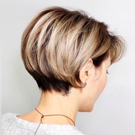 Short Wedge Hairstyles, Short Wedge Haircut, Short Layered Bob Haircuts, Wedge Haircut, Wedge Hairstyles, Amazing Hairstyles, Bob Haircut For Fine Hair, Hairstyles For Girls, Dark Roots