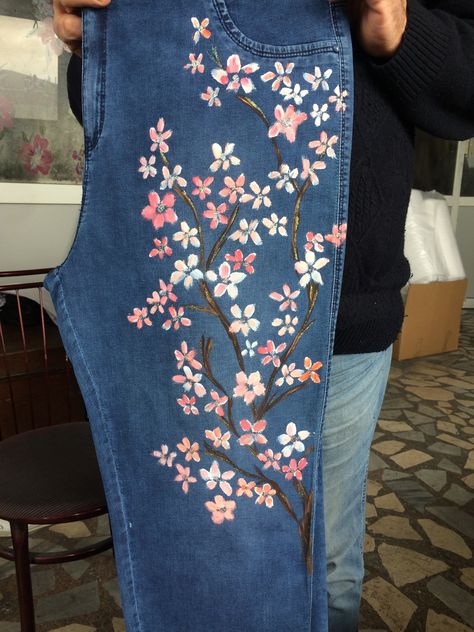 Jean Embroidery, Diy Denim Jacket, Painted Clothes Diy, Hand Painted Dress, Denim Embroidery, Hand Painted Clothing, Blue Jeans Crafts, Denim Art, Painted Jacket