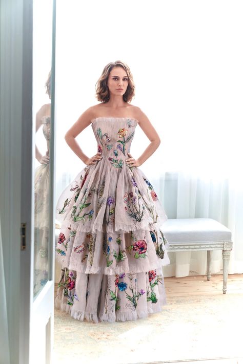 Natalie Portman on Summer Reading, Britney Spears, and the Scent of Love | Vanity Fair Natalie Portman Miss Dior, Natalie Portman Dior, Dior Flowers, Dior Gown, Dior Dress, Couture Mode, Miss Dior, Natalie Portman, Up Girl