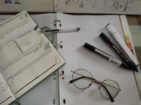 Bullet journal, pencils, pens and notes makes an artistic and aesthetic desk Pencil And Paper Aesthetic, Pen And Paper Aesthetic, Star Oc, Paper Aesthetic, Desk Organisation, Aesthetic Desk, Pencil And Paper, Art Academy, Anime Oc