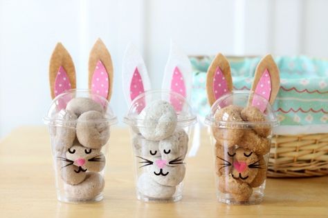 Party Favor Easter Bunny Donut Cups – Party Ideas Bunny Donut, Easter Kids Table, Holiday Party Treats, Donut Cup, Springtime Crafts, Sharpie Colors, Sharpie Paint Pens, Bunny Treats, Inexpensive Crafts