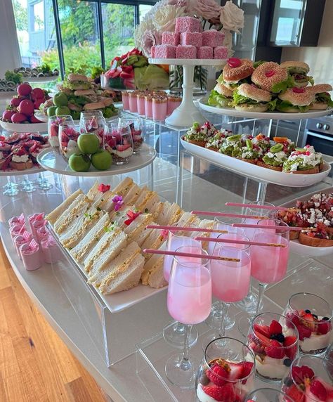 Bridgerton Party Decoration, Drink Table Party Ideas, Brunch Pink Theme, Pink Platter Food, Bridgerton Buffet, Cute Party Food Ideas, Pink Buffet Table, Bruch Birthday Idea, Tea Party Birthday Decor