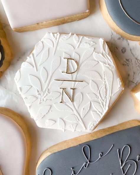 Iced Bridal Shower Cookies, Wedding Cookies Fondant, Black And White Wedding Cookies Decorated, Elegant Bridal Shower Cookies, Diy Wedding Cookies, Classy Wedding Cookies, Wedding Favor Sugar Cookies, Decorative Cookies Wedding, Engagement Fondant Cookies