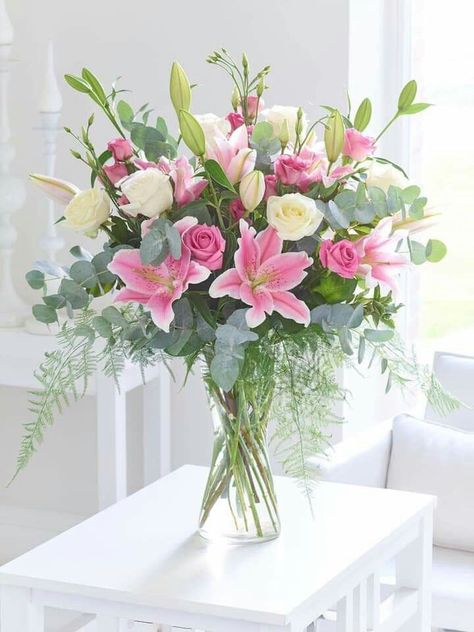 flower vase ideas aesthetics makeover Diy Patio Garden, Flower Vase Ideas, Modern Flower Vase, Garden Landscaping Ideas, Summer Flower Arrangements, Vase Ideas, Tulips Arrangement, Spring Flower Arrangements, Garden Retreat