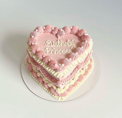 Light Pink Heart Cake, Hart Cake Design, Vintage Heart Cakes Birthday, Heart Cakes Birthday, Heart Cake Designs Birthday, Heart Bday Cake, Trending Birthday Cakes, Light Pink Birthday Cake, Vintage Cakes Birthday