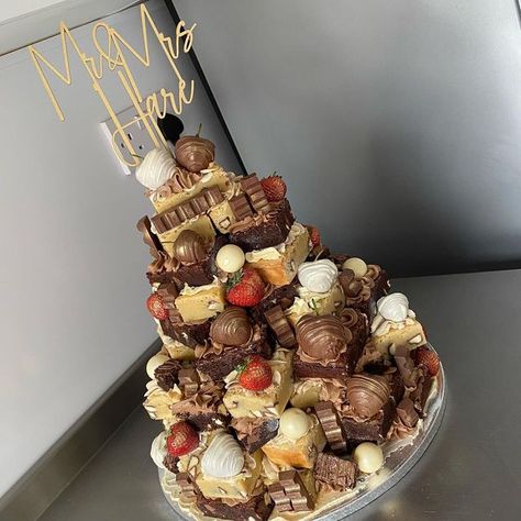 Cookie Stack Cake, Brownie Tray Presentation, Brownies Wedding Cake, Birthday Brownies Ideas, Stacked Brownies, Brownie Birthday Cake Ideas, Brownie Tower Ideas, Brownie Tower Cake, Brownies Birthday Cake Ideas