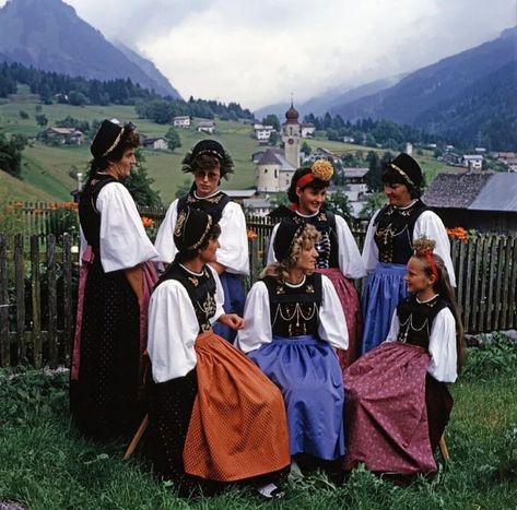 Austrian Folk Costume, Austrian Clothing, Austrian Traditional Clothing, Germanic Culture, Austrian Women, Austrian Culture, Austrian Folk Art, Austria Culture, German Culture Clothing