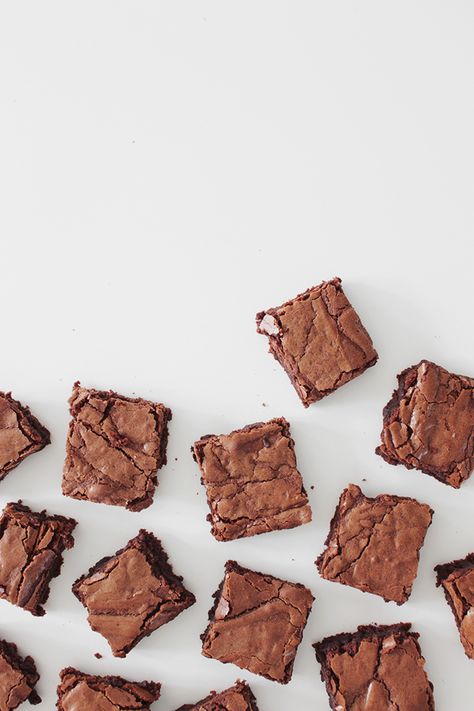 Salty Brownies, Baking Instagram, Brownies Decorados, Food Photography Dessert, Food Photography Composition, Fudge Chocolate, Food Photoshoot, Dessert Photography, 카페 인테리어 디자인