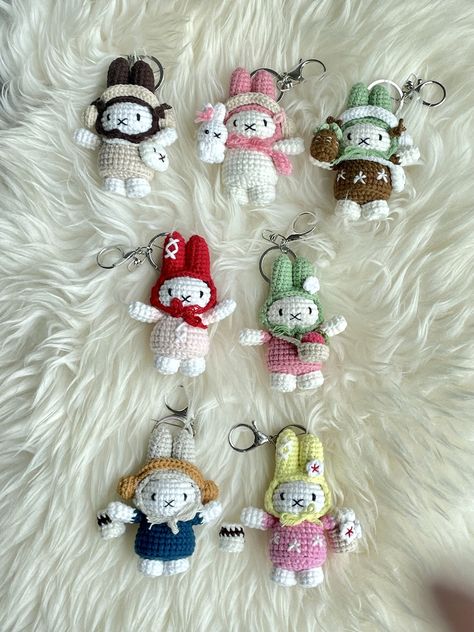 Miffy Keychain, Small Crochet Gifts, Quick Crochet Patterns, Crochet Handbags Patterns, Cute Embroidery, Quick Crochet, July Crafts, Fun Crochet Projects, Crochet Keychain