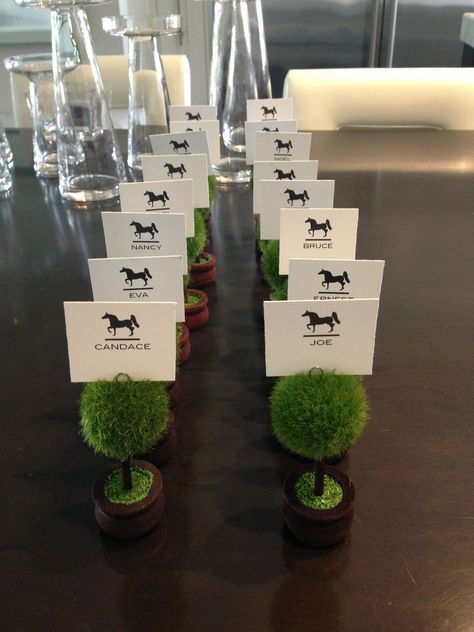 Horse Races Themed Party, Golf Club Event Ideas, Melbourne Cup Table Decorations, Derby Tablescape, Steeplechase Tailgate, Kentucky Derby Party Decor, Kentucky Derby Centerpieces, Derby Themed Party, Kentucky Derby Fundraiser