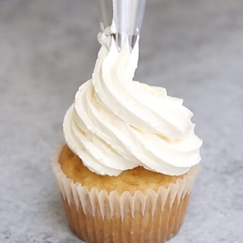 Not-Too-Sweet Buttercream Powdered Sugar Frosting (Only 4 Ingredients!) Powder Sugar Frosting Easy, Frosting Recipes Easy Powdered Sugar, Powder Sugar Frosting, Butter Cream Icing Easy, Powdered Sugar Frosting, Buttercream Icing Recipe, Piping Frosting, Frosting Recipes Easy, Sugar Frosting