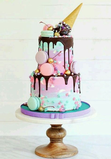 Ice cream drip cake with candy and macarons Tort Special, Gökkuşaği Pasta, Cactus Cake, Pastel Cupcakes, Unicorn Birthday Cake, God Mat, Crazy Cakes, Ice Cream Party, Unicorn Cake