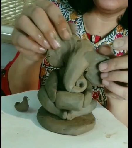 Ganesha Idol Clay Making, Clay Ganesha Handmade Diy, Clay Ganesha Handmade Step By Step, Ganesh Idol Clay, Clay Ganesha Handmade, Ganesha Decoration, Eco Friendly Ganesha, Clay Ganesha, Plastic Spoon Crafts