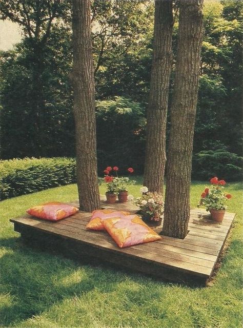 Tree Seating Ideas, House Built Around Tree, Seat Around Tree, Seating Around Tree, Under Tree Seating Area, Backyard With Trees, Moderne Have, Tree Seat, Cabin Remodel