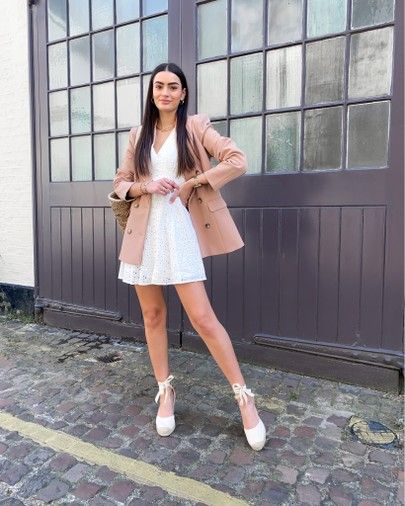 White Wedges Outfit, Alpargatas Outfit, Dresses And Blazers, Wedges Outfit, Sundress Outfit, Camel Blazer, Embroidered Mini Dress, Casual Work Wear, Blazer White