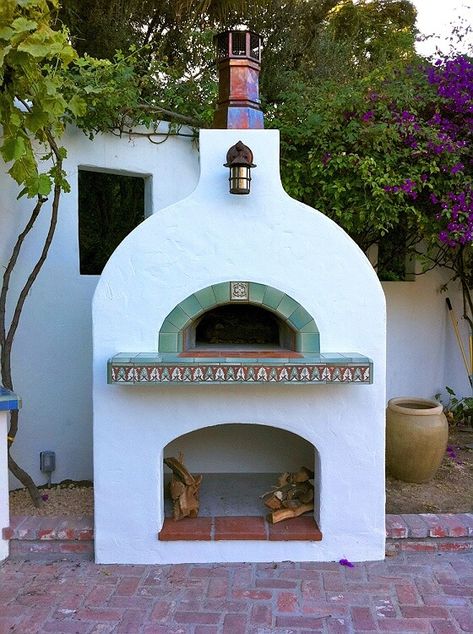 Such a  clean installation in the California mission style. perfect for a Forno Bravo pizza oven in LA! The Premio is a professional chef quality oven designed for home use. Home Pizza Oven, Outdoor Fireplace Pizza Oven, Backyard Pizza Oven, Home Pizza, Pizza Oven Outdoor Kitchen, Fireplace Diy, Oven Outdoor, Diy Pizza Oven, Oven Design