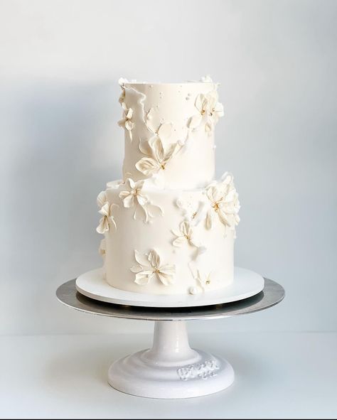 Interesting Wedding Cakes, Flower Petal Cake, Buttercream Floral Wedding Cake, 2024 Wedding Cake, Wedding Cake 2024, Timeless Wedding Cake, Wedding Cake Minimalist, Wedding Cakes And Cupcakes, Wedding Cake Simple Elegant