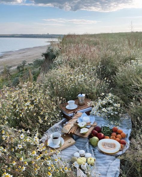 Cottage Core Picnic, Cottagecore Picnic, Picnic Inspiration, Garden Picnic, Romantic Picnics, Cottage Core Aesthetic, Picnic Time, Cottagecore Aesthetic, Spring Aesthetic