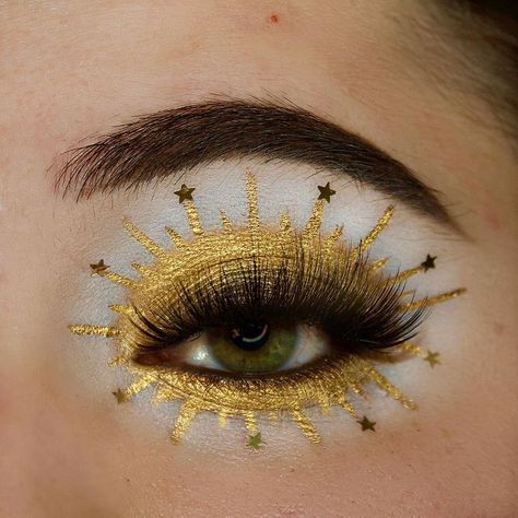 Gold Alien Makeup, Gold 70s Makeup, Yellow Makeup Looks, Eclipse Makeup, Celestial Makeup, Golden Makeup, Plouise Makeup Academy, Ethereal Makeup, Unique Makeup