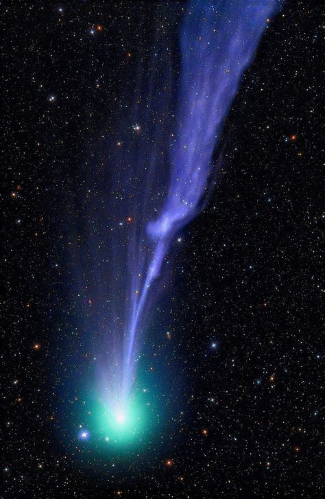 Comet Wallpaper, Green Comet, Space Dust, Cosmos Space, Art Spatial, Hubble Images, Planets Wallpaper, Andromeda Galaxy, Hubble Space