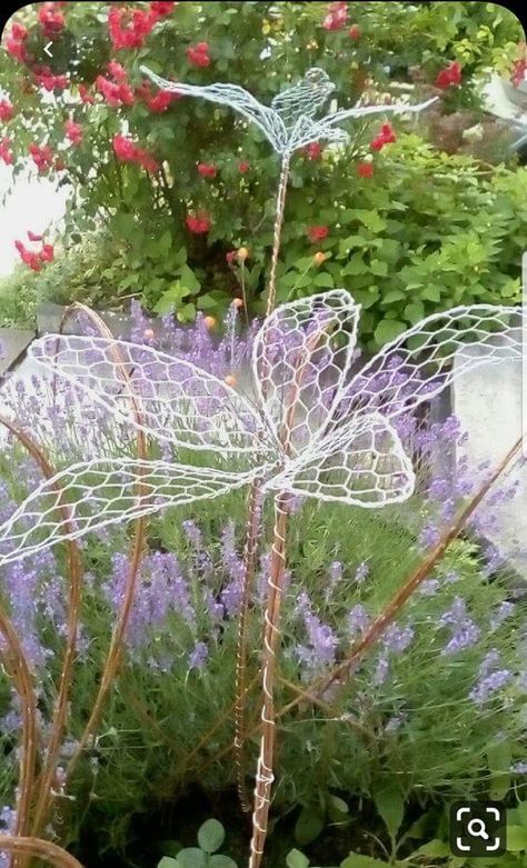 49 Amazing DIY Metal Projects to Develop Your Garden Space - 380 Diy Metal Projects, Garden Ornaments Diy, Chicken Wire Sculpture, Chicken Wire Art, Whimsical Garden Art, Unique Garden Art, Garden Art Sculptures Diy, Garden Deco, Metal Garden Art