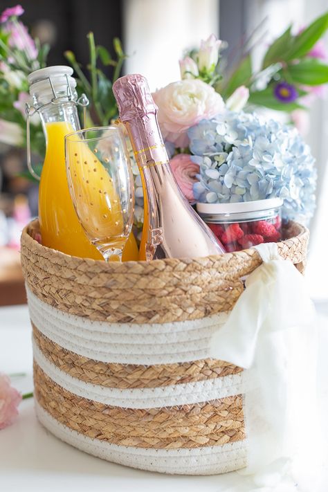 Mimosa Basket Gift Ideas Diy, Mimosa Gift Basket Diy Cute Ideas, Mimosa Basket Gift Ideas, Mimosa Gift Ideas, Spring Basket Ideas, Wine Glass Gift Basket, Mimosa Gift, Mimosa Gift Basket, Alcohol Gift Baskets