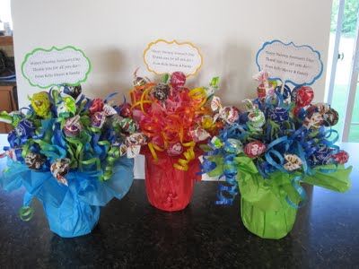 Sucker bouquet, great gift idea! Sucker Tree Lollipop Bouquet, Telecommunicator Week, Sucker Tree, Sucker Bouquet, Chocolates Ferrero, Lollipop Bouquet, Candy Trees, Candy Centerpieces, Candy Bouquet Diy