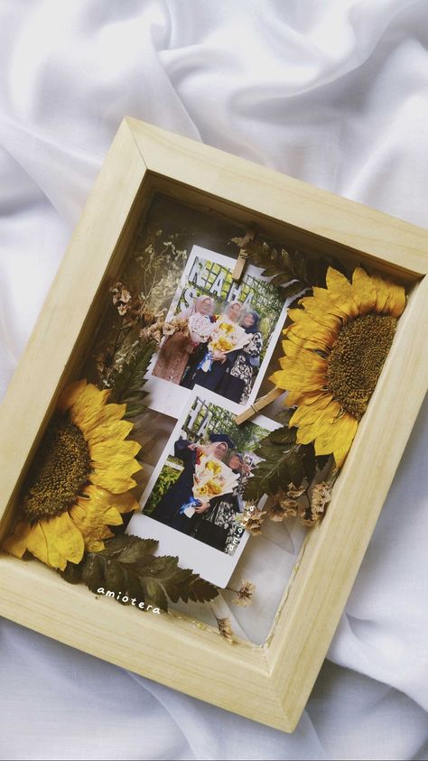 Diy Dry Flowers Frame, Dried Flowers Photo Frame, Pressed Sunflower In Frame, How To Preserve Sunflowers, Preserved Flowers Frame, Flower Preservation Ideas, Flower Shadow Box Ideas, Dried Flowers In Frame, Framing Flowers