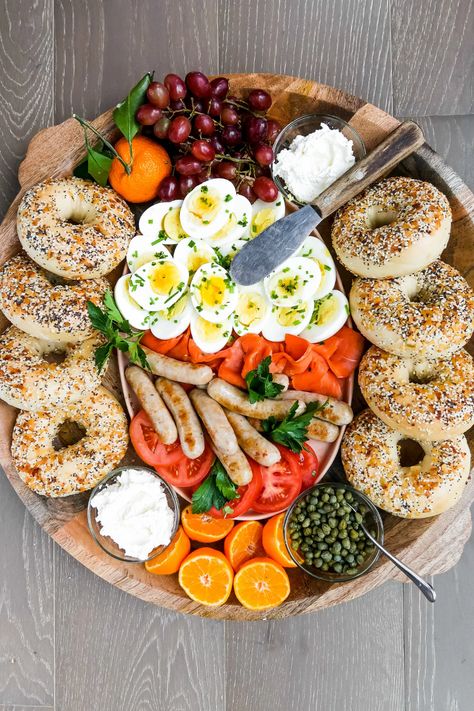 Brunch Charcuterie, Bagel Recipe Easy, Lox And Bagels, Food Boards, Breakfast Platter, Decorações Com Comidas, Charcuterie Inspiration, Party Food Platters, Charcuterie And Cheese Board