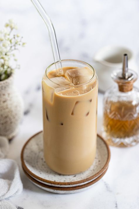 Making a homemade iced vanilla latte is so easy and ready in just about 5 minutes! It can be made without a machine or special equipment. You’ll quickly fall in love with this creamy, sweet, refreshing drink! Maybe it’s a sweltering 100°F outside, or maybe you’re one of those “people who only drink iced coffee…ever.”... Read More Essen, Homemade Latte With Espresso Machine, Ice Vanilla Latte Recipe, Iced Espresso Drink Recipes, Latte Recipe With Espresso Machine, Ice Latte Recipe, Iced Vanilla Latte Starbucks, Vanilla Coffee Recipe, Latte Recipe Iced