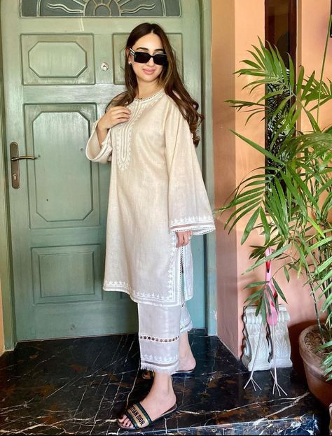 Plain Salwar Kameez, Pakistani Casual Wear Simple Salwar Kameez, Pakistan Outfits Casual, Off White Pakistani Suits, Plain Pakistani Suits, Simple Salwar Designs, Pakistan Suit Designs, Pakistani Fashion Casual Kurta Designs, Pakistani Kurti Designs Casual