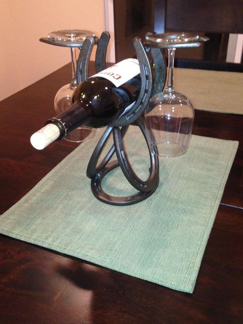 Horseshoe wine rack. Single Wine bottle by TimmyToescustommetal Brancusi Sculpture, Horseshoe Wine Rack, Welding Crafts, Horseshoe Projects, Western Crafts, Horseshoe Decor, Horseshoe Crafts, Horse Crafts, Horseshoe Art