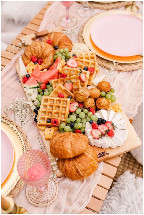 Bach Brunch Ideas, Bachelorette Catering, Girls Brunch Food Ideas, Pink Themed Brunch, Girl Brunch Ideas, Pink Brunch Ideas, Pink Brunch Decor, Bachelorette Brunch Ideas, Bridesmaid Brunch Ideas